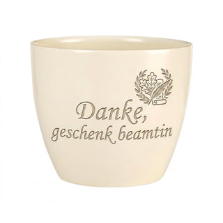 Personalisierter Blumentopf mit Gravur — Geschenk Beamtin Abschied Ruhestand — Detailansicht der Lasergravur
