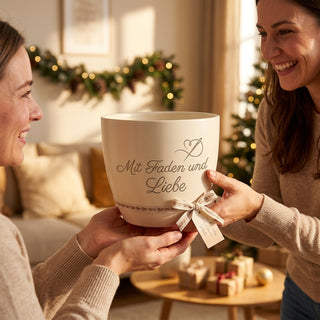 Personalisierter Blumentopf mit Gravur 'Mit Faden und Liebe' — Geschenk Näherin — als persoenliche Geschenk-Uebergabe