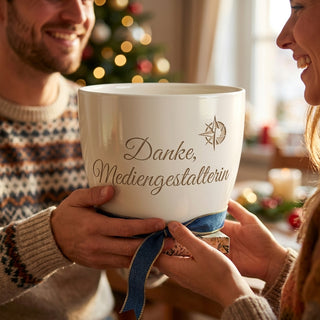 Personalisierter Blumentopf mit Gravur — Geschenk Mediengestalterin — als persoenliche Geschenk-Uebergabe