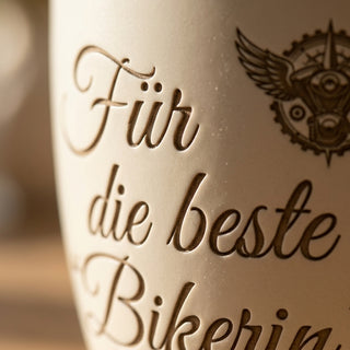 Personalisierter Blumentopf mit Gravur — Geschenk für Motorradfahrerin — Detailaufnahme