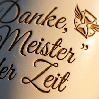 Personalisierter Blumentopf mit Gravur – Geschenk Uhrmacher zur Pensionierung — Detailaufnahme