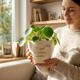 Personalisierter Blumentopf mit Gravur — Geschenk Mathematikerin Abschied — im Wohnambiente