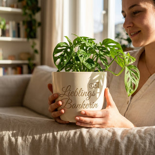 Personalisierter Blumentopf mit Gravur — Geschenk Bankerin Abschied — im Wohnambiente