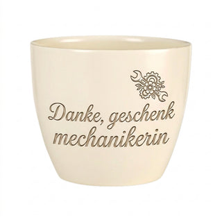 Personalisierter Blumentopf mit Gravur — Geschenk Mechanikerin — Detailansicht der Lasergravur