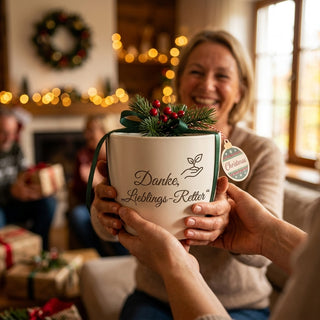 Personalisierter Blumentopf mit Gravur — Geschenk Notfallsanitäter Dankeschön — als persoenliche Geschenk-Uebergabe