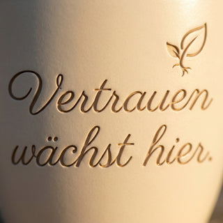 Personalisierter Blumentopf mit Gravur — Geschenk Kundenberaterin Vertrauen — Detailaufnahme