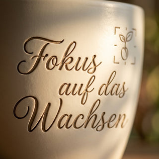 Personalisierter Blumentopf mit Gravur — Geschenk für Hobby-Fotografen — Detailaufnahme
