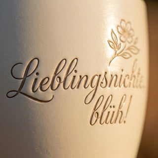Personalisierter Blumentopf mit Gravur — Geschenk für Nichte zum Geburtstag — Detailaufnahme