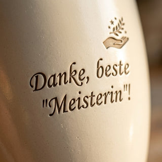 Personalisierter Blumentopf mit Gravur — Geschenk Meisterin Dankeschön — Detailaufnahme