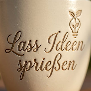 Personalisierter Blumentopf — Geschenk Frontend Entwickler mit Gravur — Detailaufnahme