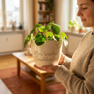 Personalisierter Blumentopf mit Gravur — Geschenk für Steuerfachangestellte — im Wohnambiente