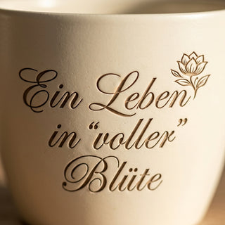 Persönliches Geschenk für die Jubilarin – Blumentopf mit Gravur — Detailaufnahme