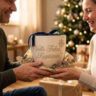 Blumentopf mit Gravur 'Volle Fahrt, Kapitänin!' — Geschenk Kapitänin — als persoenliche Geschenk-Uebergabe