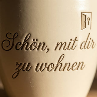 Personalisierter Blumentopf mit Gravur — Geschenk Mitbewohnerin Einzug — Detailaufnahme
