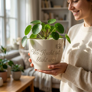 Persönliches Geschenk für Staatsanwälte – Blumentopf mit Gravur — im Wohnambiente