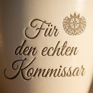 Personalisierter Blumentopf mit Gravur — Geschenk für Kriminalpolizist — Detailaufnahme