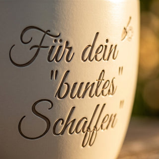 Personalisierter Blumentopf mit Gravur — Geschenk für Maler und Künstler — Detailaufnahme