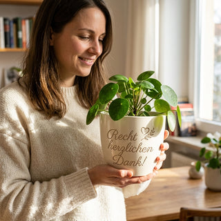Personalisierter Blumentopf mit Gravur — Dankeschön Geschenk Notarin — im Wohnambiente