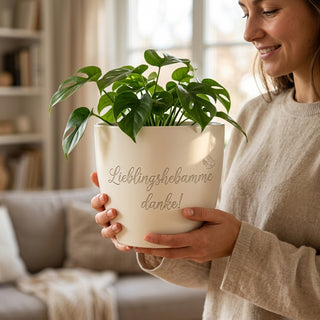 Personalisierter Blumentopf mit Gravur — Geschenk für Geburtsvorbereiterin — im Wohnambiente