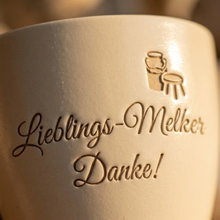 Personalisierter Blumentopf mit Gravur — Geschenk Melker Danke — Detailaufnahme