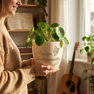 Personalisierter Blumentopf mit Gravur — Geschenk Musiker Geburtstag — im Wohnambiente