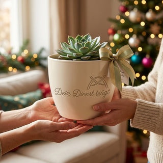 Persönlicher Blumentopf mit Gravur – Geschenk Diakon: Dein Dienst trägt — als persoenliche Geschenk-Uebergabe
