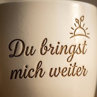Personalisierter Blumentopf mit Gravur — Geschenk für Nachhilfelehrer zum Dankeschön — Detailaufnahme