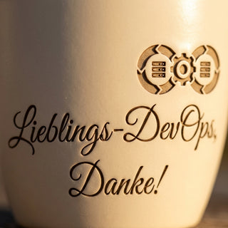 Personalisierter Blumentopf mit Gravur — DevOps Geschenk für Kollegen — Detailaufnahme