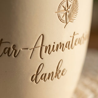 Personalisierter Blumentopf mit Gravur 'Star-Animateurin, danke' — Geschenk für Animateurin — nahaufnahme