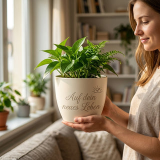 Personalisierter Blumentopf mit Gravur — Geschenk für die Braut zur Hochzeit — im Wohnambiente