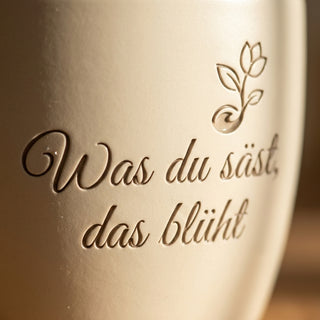 Blumentopf mit Gravur „Was du säst, das blüht“ — Geschenk Landwirtin — Detailaufnahme