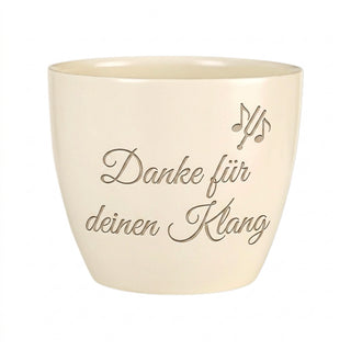 Personalisierter Blumentopf mit Gravur — Danke Geschenk Organist Kirchenmusiker — Detailansicht der Lasergravur