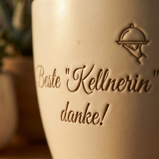 Personalisierter Blumentopf mit Gravur 'Beste Kellnerin' — Dankeschön Geschenk — Detailaufnahme