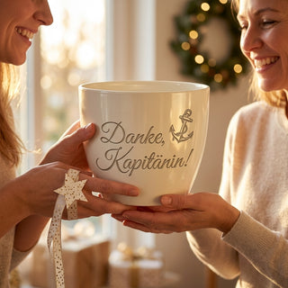Personalisierter Blumentopf mit Gravur — Geschenk Kapitänin Danke für Führung — als persoenliche Geschenk-Uebergabe