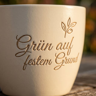 Blumentopf mit Gravur "Grün auf festem Grund" — Geschenk Maurerin — Detailaufnahme