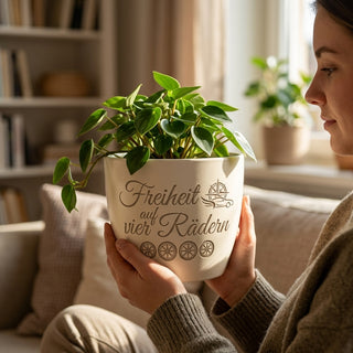Personalisierter Blumentopf mit Gravur — Geschenk Camperin Wohnmobil — im Wohnambiente