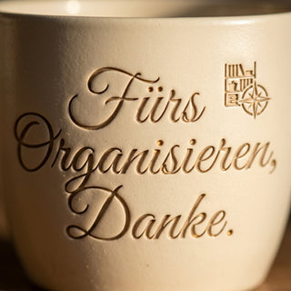 Geschenk Kommissar - Individueller Blumentopf mit Gravur fürs Organisieren — Detailaufnahme