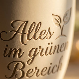 Personalisierter Blumentopf mit Gravur — Geschenk für Systemadministratoren — Detailaufnahme