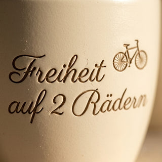Personalisierter Blumentopf mit Gravur — Geschenk Motorradfahrerin Geburtstag — Detailaufnahme