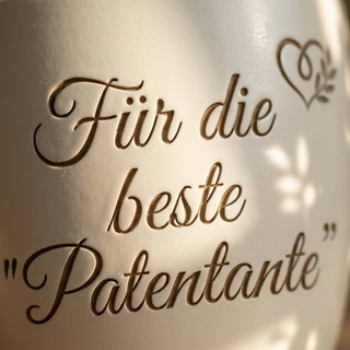 Personalisierter Blumentopf mit Gravur — Geschenk Patentante Geburtstag — Detailaufnahme