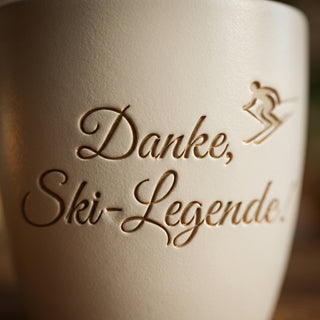 Personalisierter Blumentopf mit Gravur — Skilehrer Geschenk Danke & Abschied — Detailaufnahme