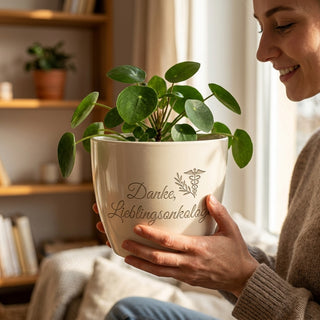 Personalisierter Blumentopf mit Gravur — Dankeschön Onkologe nach Krebstherapie — im Wohnambiente