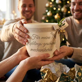 Personalisierter Blumentopf mit Gravur — Geschenk Mechanikerin — als persoenliche Geschenk-Uebergabe
