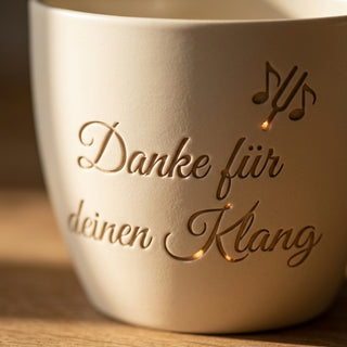 Personalisierter Blumentopf mit Gravur — Danke Geschenk Organist Kirchenmusiker — Detailaufnahme