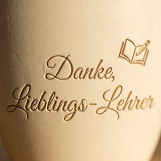 Personalisierter Blumentopf mit Gravur — Geschenk Gymnasiallehrer Abschied — Detailaufnahme