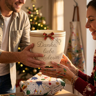 Blumentopf mit Gravur 'Danke, liebe Malerin' - Personalisiertes Künstlergeschenk — als persoenliche Geschenk-Uebergabe