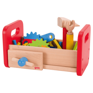 Goki Werkbank aus Holz mit buntem Spielzeugwerkzeug wie Hammer, Schraubenschlüssel und Zahnrädern. Fördert motorische Fähi...