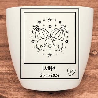 Weißer Blumentopf mit Zwillinge-Sternzeichenmotiv, Name "Luna" und Datum "25.05.2024". Personalisiertes Geschenk von Natur...