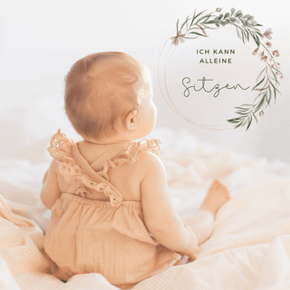 Baby sitzt selbstständig. Meilensteinkarte "Ich kann alleine sitzen" von Naturmacher. Babys erstes Jahr.