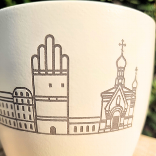 Beiger Darmstadt-Topf mit eingravierter Darmstädter Skyline von Natur Macher.